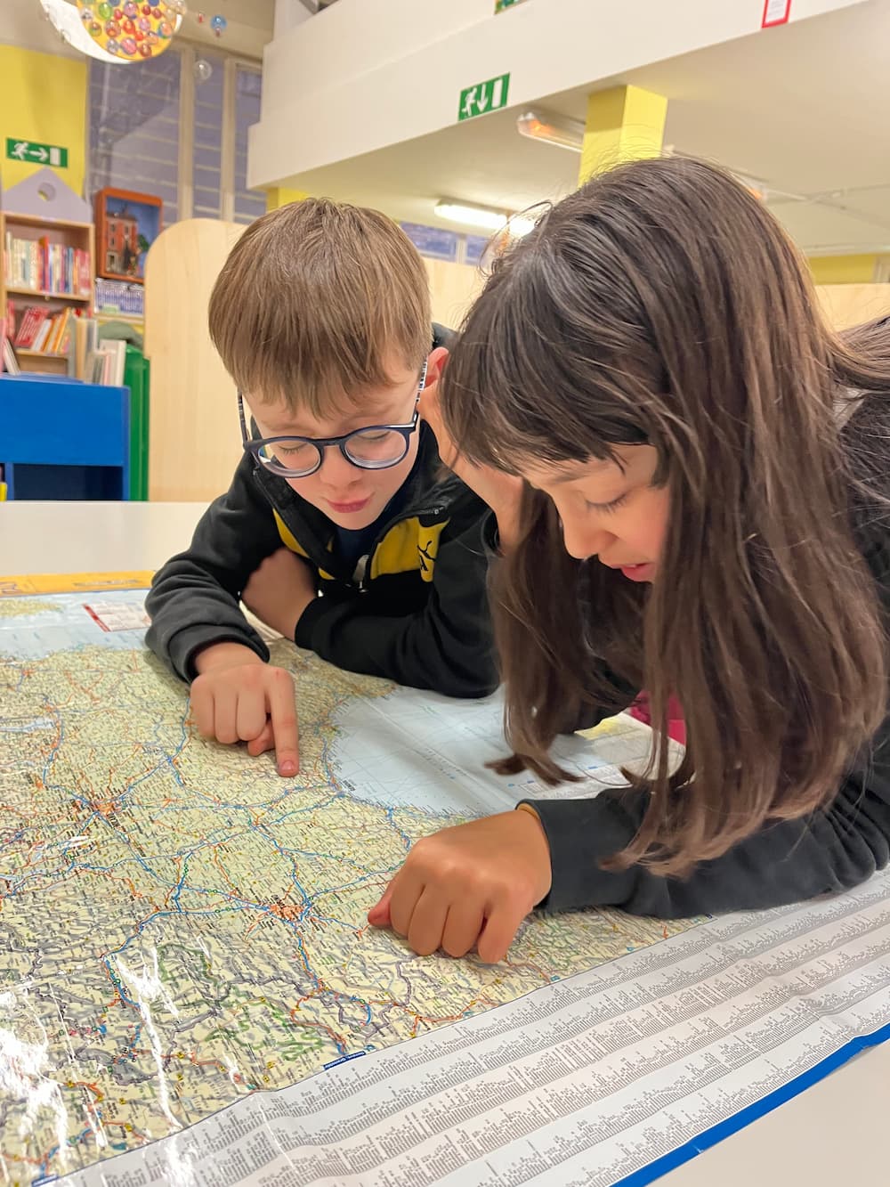 Italian students studying English from Marasco by looking at maps