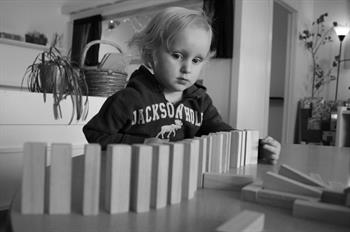 reggio-course-body-2 reggio student inspecting blocks